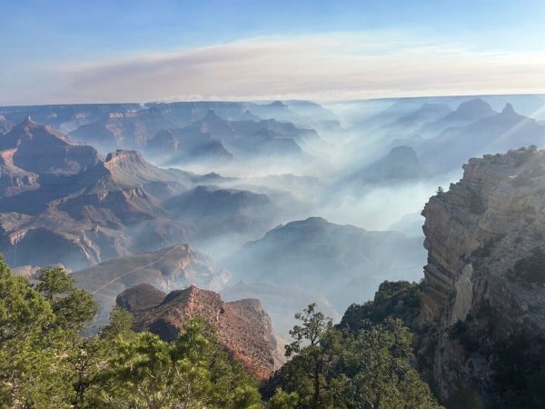 Rauch von Waldbränden liegt über dem Grand Canyon Nationalpark im Norden Arizonas. - © Joelle Baird/National Park Service/dpa