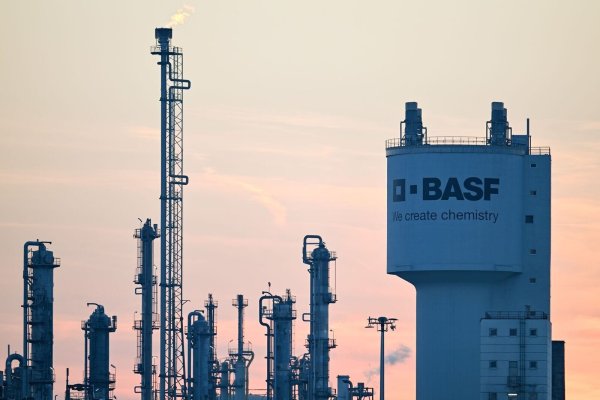 BASF kappt Prognose (Archivbild). - © Uwe Anspach/dpa