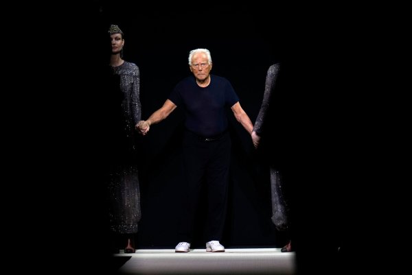 Mit einer Zeitungsanzeige verspricht Armani: «Wir sehen uns im September». (Archivbild) - © Luca Bruno/AP/dpa