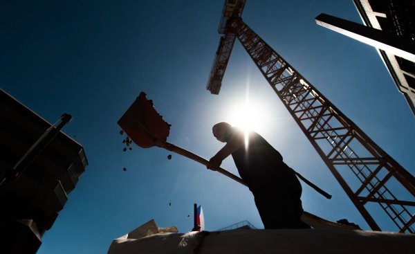 Die BG Bau versucht, mit viel Prävention die Zahl der Arbeitsunfälle zu senken. Ebenfalls ein wichtiges Thema: der Schutz vor Hitze und Sonnenstrahlen. (Archivbild) - © Florian Gaertner/dpa/dpa-tmn