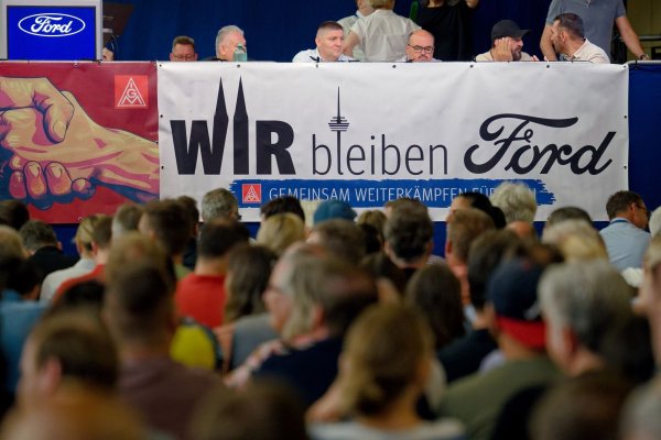 Der Andrang ist groß bei der Betriebsversammlung beim Kölner Autobauer Ford Deutschland. - © Henning Kaiser/dpa