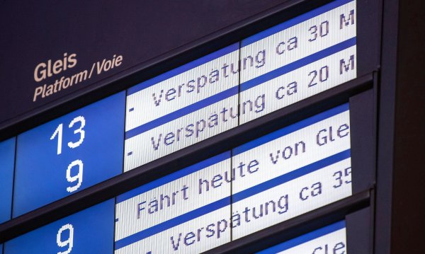 Die Fernverkehrszüge der Deutschen Bahn erreichten im Juni nur 57,1 Prozent der Halte pünktlich. (Archivbild) - © Fabian Sommer/dpa