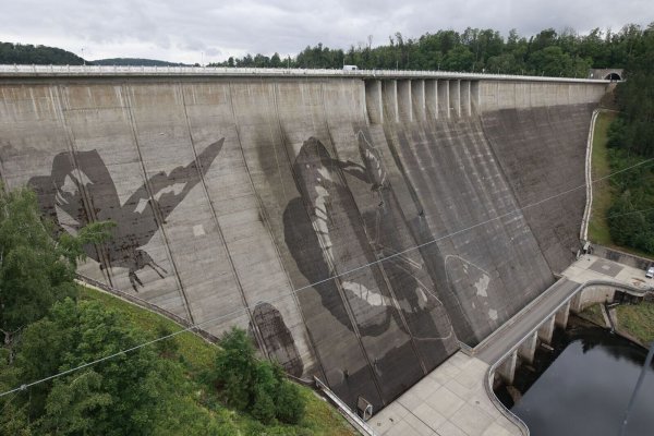 Auf der Staumauer der größten Trinkwassertalsperre Deutschlands wird mit Hochdruckreinigern ein Kunstwerk gemalt. - © Matthias Bein/dpa