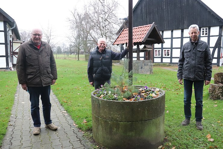 Der Ehrenvorsitzende des Heimatvereins Leopoldshöhe, Rudi Strunk (von links), Vorsitzender Helmut Depping und Klaus Sunkovsky, zuständig für kulturelle Veranstaltungen, stellen vor, was am Heimathof im kommenden Jahr angeboten werden soll. Foto: Birgit Guhlke - © Birgit Guhlke