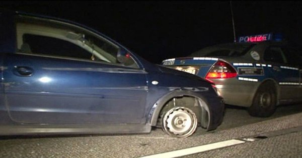 Die Polizei brachten den 22-Jährigen erst bei Hamburg zum Stehen. Da hatte ein Nagelbrett bereits die Reifen des Corsa platzen lassen. - © FOTO: VIDEONEWS24