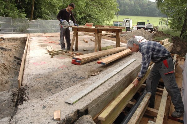 Aufwendige Sanierung: Michael Zipfel (rechts) und Kazim Gül arbeiten auf der Kreisstraße 94 an der östlichen Kappe der Brücke „Große Laue", die über den Silberbach führt.  - © Manfred Brinkmeier