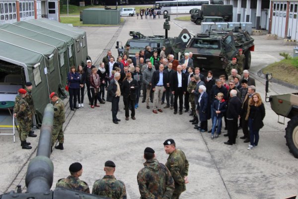 Zivil trifft Flecktarn: Für den Besuch der Detmolder Rotary Clubs in der Augustdorfer Kaserne hatte die Bundeswehr unterschiedliche Fahrzeuge aufgefahren. - © Foto: Bundeswehr