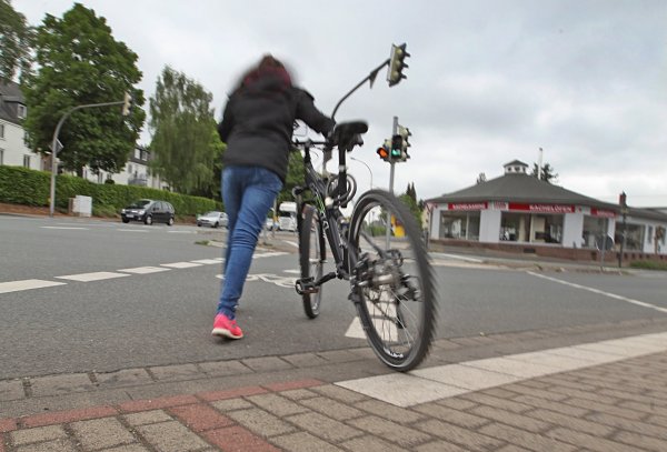 Sicher über die Straße: Radfahrer können entlang der B1 einen Radweg mit eigenen Ampeln nutzen. Der ADFC prüft nun, ob es hier zu übermäßig langen Wartezeiten kommt.  - © Vera Gerstendorf-Welle