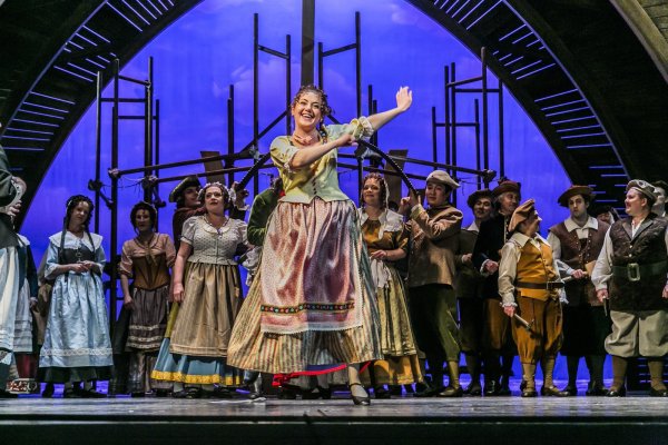 Tanzt sich fröhlich in den Vordergrund: Katharina Ayiba als Marie, die Nichte des Bürgermeisters, in einer Spielszene der mitreißenden Aufführung des Ensembles im Landestheater in Detmold. - © Foto: Landestheater/Quast