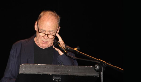 Macht den Roman hörbar: Bruno Ganz liest im Landestheater aus „Europe Central" von William T. Vollmann, in dem Dimitri Schostakowitsch eine zentrale Rolle spielt. - © Andreas Schwabe