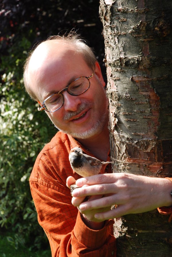 Auf einer Wellenlänge: Dr. Uwe Westphal posiert mit einem gefiederten Freund. Nach eigener Aussage nutzt er seine Imitationskunst aber normalerweise nicht zum Anlocken von Tieren.  - © Foto: Privat