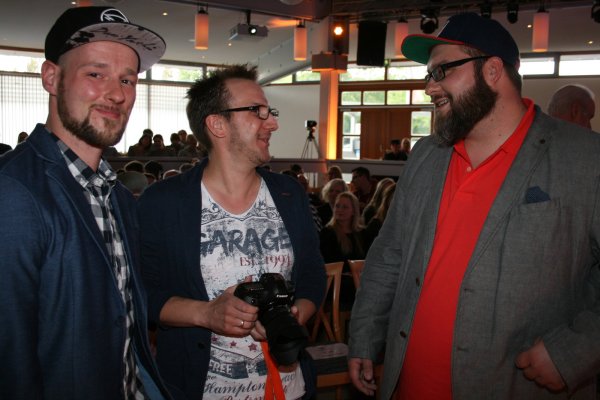 Fotografen aus Leidenschaft: Die Organisatoren des Charity-Events, Jörg Siemers und Maik Molkentin-Grote, im Gespräch mit Top-Fotograf Dennis Weißmantel (von links). - © Sandra Castrup