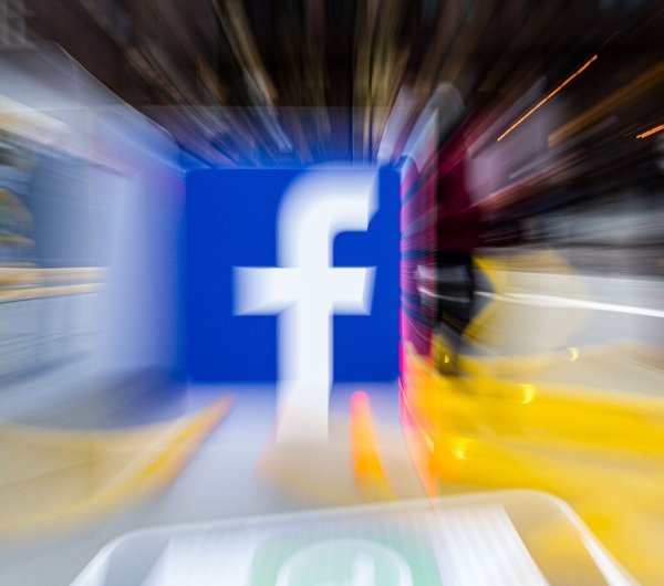 Unbekannte hatten bei Facebook Daten von etwa 500 Millionen Nutzern abgegriffen. - © Daniel Reinhardt/dpa