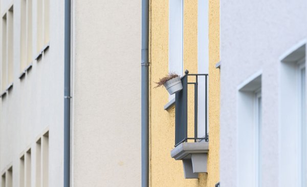 Blick auf Mehrfamilienhäuser in der Innenstadt. - © Julian Stratenschulte/dpa/Symbolbild