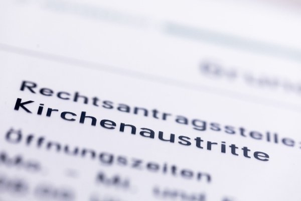 Ein Hinweisschild hängt im Oberlandesgericht Köln. - © Rolf Vennenbernd/dpa/Archivbild