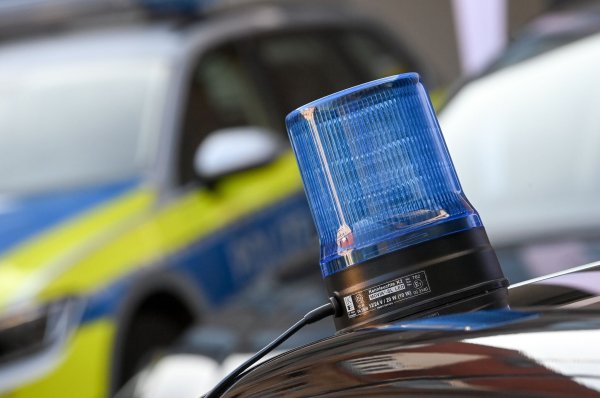 Ein Blaulicht ist auf dem Dach eines Einsatzfahrzeuges der Polizei zu sehen. - © Hendrik Schmidt/dpa-Zentralbild/dpa/Symbolbild