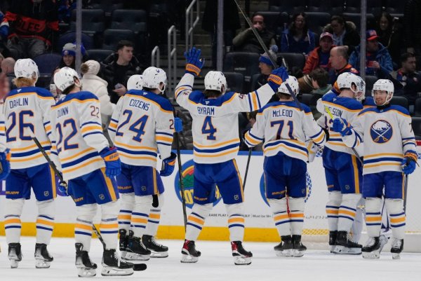 Jubel beim ersten Sieg nach zuvor 13 Niederlagen: Die Buffalo Sabres um JJ Peterka. - © Frank Franklin II/AP/dpa