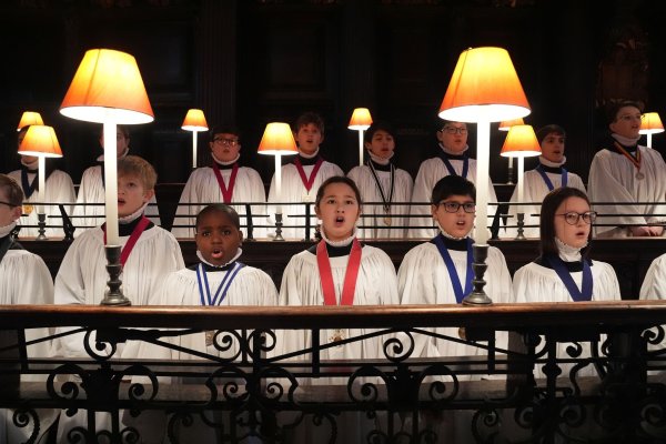 Zum ersten Mal dürfen Mädchen im Chor von St. Paul\\\'s mitsingen. - © Lucy North/PA Wire/dpa
