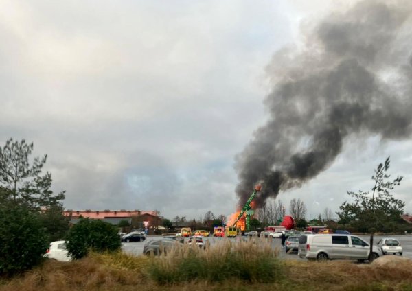 Ein Brand an einem Fahrgeschäft in «Karls Erlebnis-Dorf» hat zu einem Millionenschaden geführt. - © Cindy Riechau/dpa