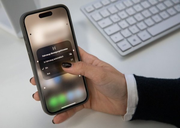 Die «Fahrzeug-Bewegungshinweise» lassen sich auf dem iPhone seit iOS 18 in den Einstellungen unter Bedienungshilfen einschalten. Dort kann auch die automatische Aktivierung des Features eingestellt werden. - © Christin Klose/dpa-tmn