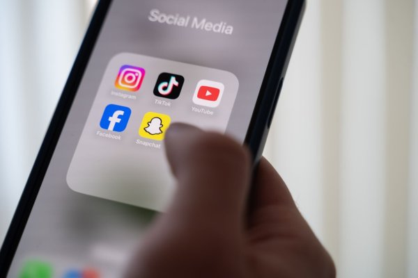 Ein Social-Media-Verbot für unter 16-Jährige wie in Australien soll es in Großbritannien zunächst nicht geben. (Archivbild) - © Alicia Windzio/dpa