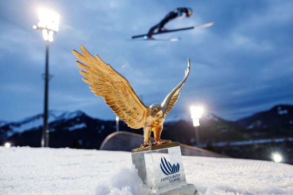 Das Objekt der Begierde: Der goldene Adler für den Tournee-Champion. - © Daniel Karmann/dpa