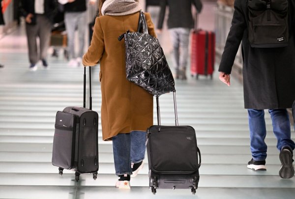 Viele Menschen reisen an Heiligabend kurzfristig zu Weihnachtsfeiern. - © Roberto Pfeil/dpa