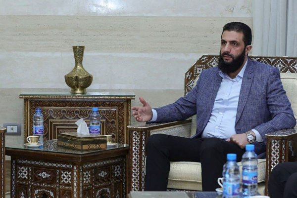 De-facto-Machthaber Ahmed al-Scharaa möchte alle bewaffneten Gruppen in Syrien auflösen. - © Uncredited/SANA via AP/dpa