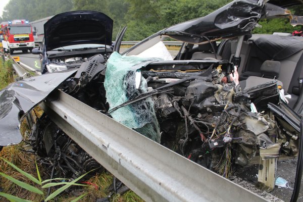 Ein schwerer Verkehrsunfall auf der B1 hat sich am Freitagmorgen ereignet. - © Polizei Lippe