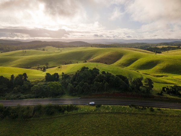 Sanfte Hügel und viel Grün: So präsentierten sich die Atherton Tablelands. - © Overland Travellers/-/Tourism Tropical North Queensland