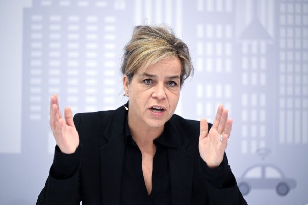 Mona Neubaur (Bündnis 90/Die Grünen), Ministerin für Wirtschaft, Industrie, Klimaschutz und Energie von Nordrhein-Westfalen, gestikuliert auf dem Podium. - © Federico Gambarini/dpa