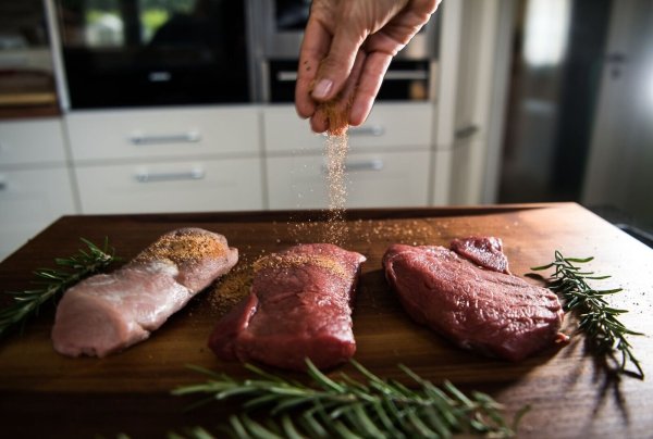 Wer eine schöne Kruste liebt, bevorzugt trockene Gewürzmischungen für sein Grillgut. Sie sollten leicht ins Fleisch einmassiert werden. - © Andreas Arnold/dpa/dpa-tmn