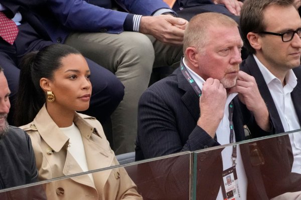 Tennislegende Boris Becker (2.v.r)fordert junge Spieler auf, das Internet vor großen Spielen zu meiden. - © Gregorio Borgia/AP/dpa