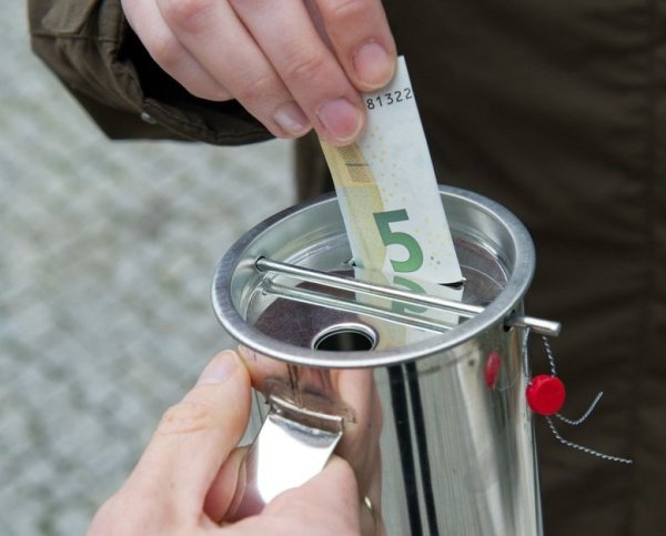 Spendenbüchse: Seriöse und unseriöse Spendensammler sind in der Adventszeit mit Büchsen unterwegs. Unseriöse Spendensammler nutzen häufig Büchsen, die nicht verplombt sind. - © dpa