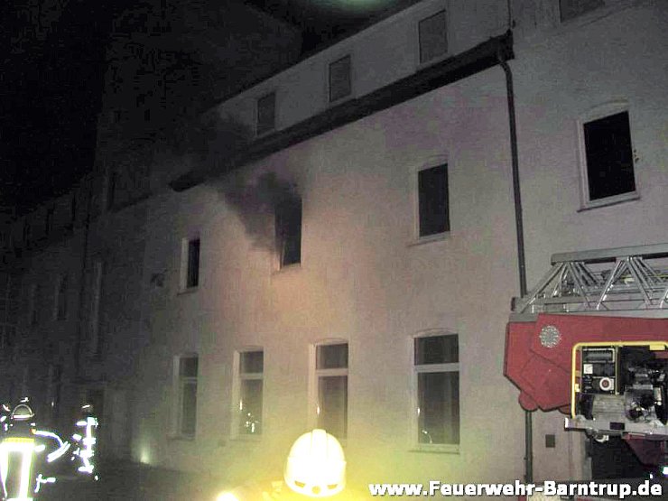 In einer ehemaligen Zigarrenfabrik hat es Dienstagabend gebrannt. - © Feuerwehr Barntrup