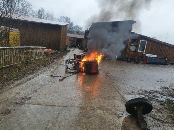 Die Feuerwehr wurde am Dienstagmittag zu einem Scheunenbrand gerufen. - © Horst Brinkmann/Feuerwehr Kalletal