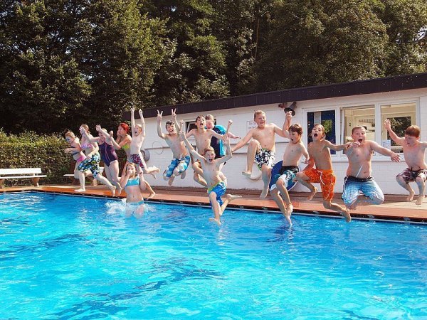 Archivfoto: Ab ins Vergnügen: Die Kirchheider Kinder stürzen sich mit Gebrüll ins sanierte Schwimmbecken.  - © Foto: Nicole Reineke