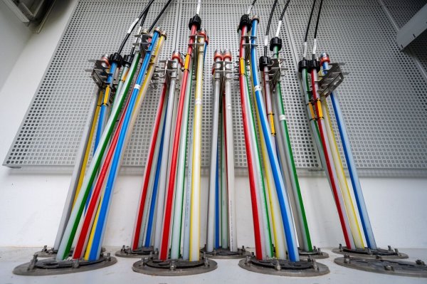 Online geht alles schneller? Viele Fachkräfte haben das Gefühl, Arbeitszeit zu verschwenden, weil mit der digitalen Technik ineffizient umgegangen wird. - © Armin Weigel/dpa/dpa-tmn