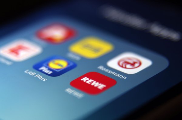 Viele große Handelsunternehmen in Deutschland setzen inzwischen auf Bonusprogramme in deren Apps. Die Vorteile können Kunden jedoch nur nutzen, wenn sie sich registrieren. - © Karl-Josef Hildenbrand/dpa