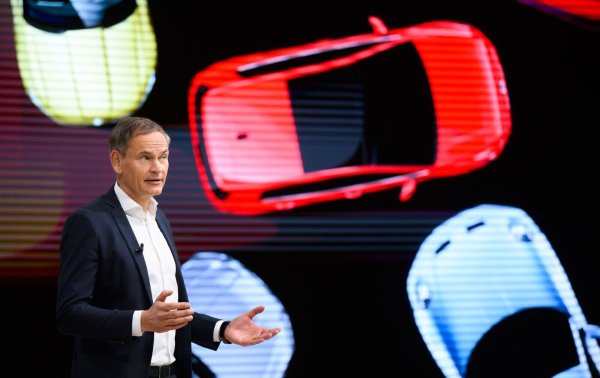 VW-Chef Blume verkündet einen Gewinneinbruch. - © Julian Stratenschulte/dpa