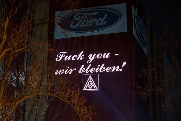 Deutliche Worte des Protests waren an einer Ford-Halle zu lesen. - © Henning Kaiser/dpa