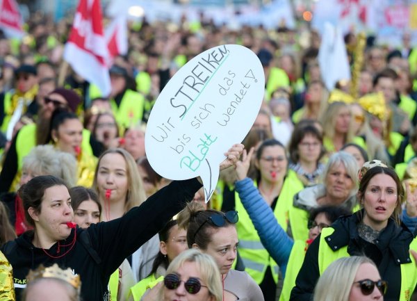 Beschäftige im Öffentlichen Dienst demonstrieren für mehr Geld - wie hier in Dortmund. (Archivbild) - © Bernd Thissen/dpa