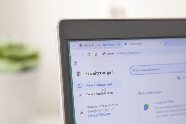 Der schnellste Weg: Unter Umständen lassen sich deaktivierte Erweiterungen in den Chrome-Einstellungen einfach wieder anschalten. - © Christin Klose/dpa-tmn