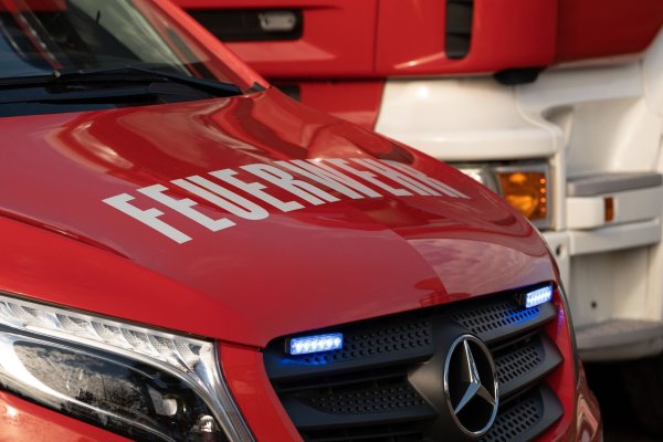 Feuerwehrleute rückten in Wuppertal zu einem Sendemast aus, der teilweise zurückgebaut wurde. (Symbolfoto) - © Helena Dolderer/dpa