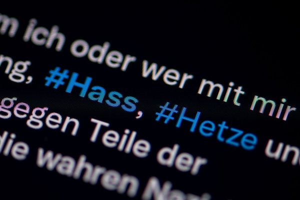 Eine EU-Stelle kippt etliche Entscheidungen von Facebook und Co. - © Fabian Sommer/dpa/dpa-tmn