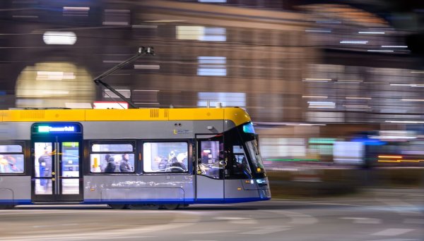 Als einzige Großstadt hat Leipzig das Nahverkehrsangebot seit 2023 um mehr als 10 Prozent ausgebaut. (Archivbild) - © Hendrik Schmidt/dpa