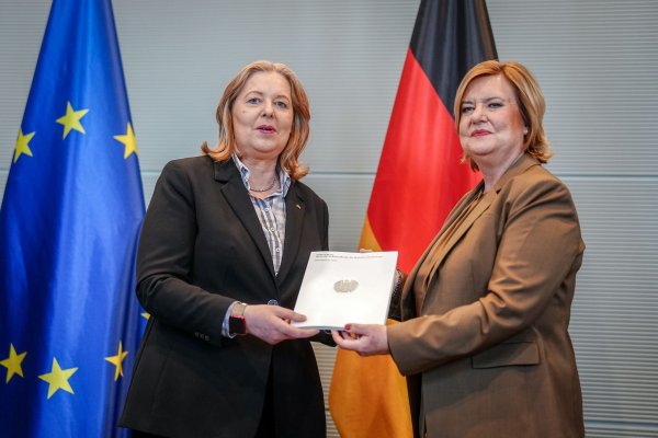 Die Wehrbeauftragte übergibt ihren Jahresbericht der Bundestagspräsidentin. - © Kay Nietfeld/dpa