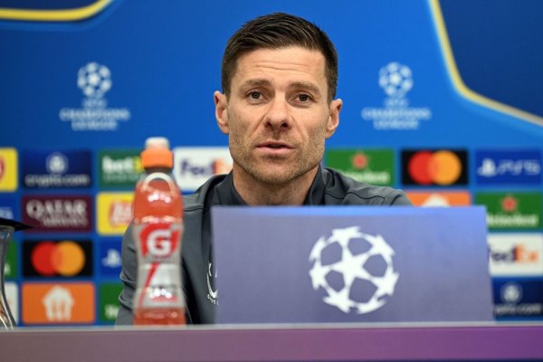 Leverkusens Trainer Xabi Alonso glaubt an das Wunder im Champions-League-Achtelfinale gegen den FC Bayern München. - © Federico Gambarini/dpa