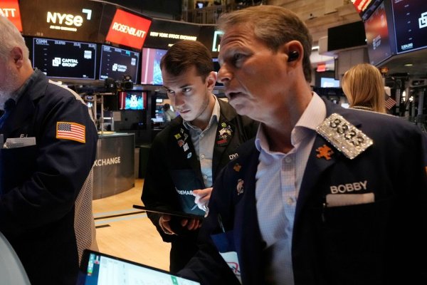Die Stimmung an der Wall Street leidet unter dem Strafzoll-Chaos. - © Richard Drew/AP/dpa