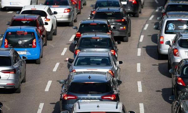 Die A565 ist eine wichtige Verkehrsachse in Bonn. (Archivbild) - © Marijan Murat/dpa